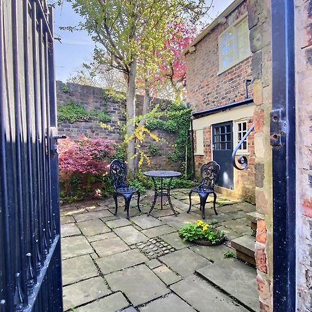 The Davey Tower, Medieval Riverside House York Exterior photo